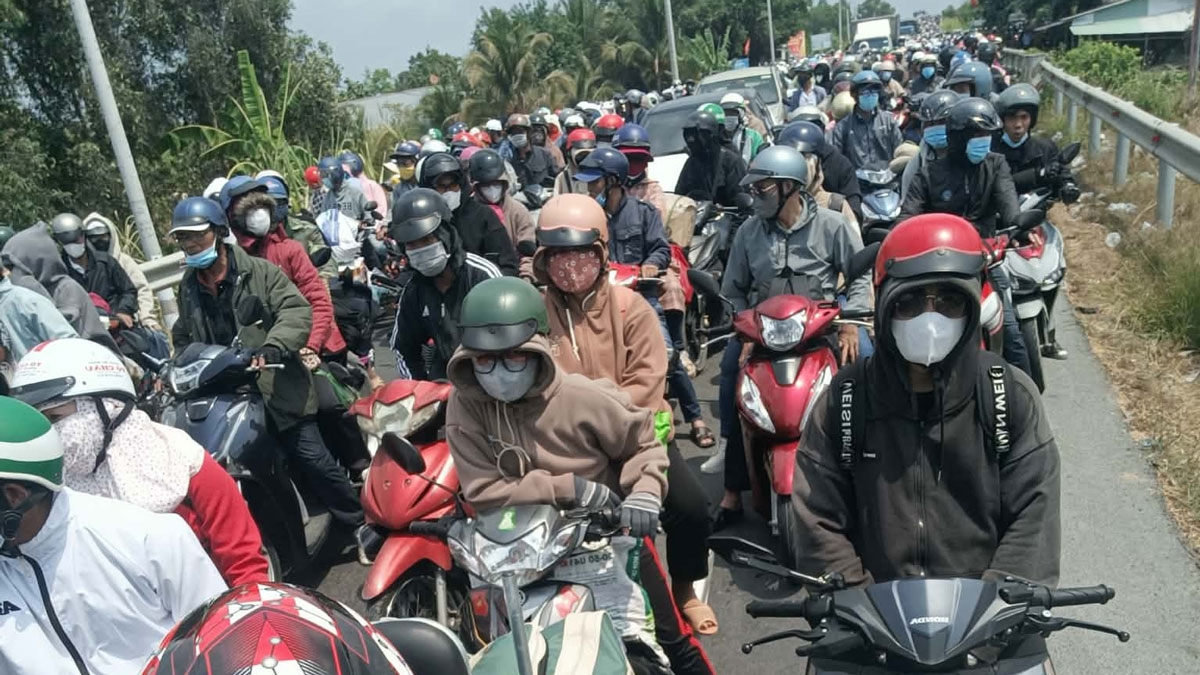 Không thể di chuyển, nhiều người lao động dừng lại bên đường tìm chỗ nghỉ ngơi, hoặc tìm lối đi tắt để giảm ùn tắc. Trên gương mặt của anh chị em công nhân thấm đẫm sự mệt mỏi trước hành trình gian nan.