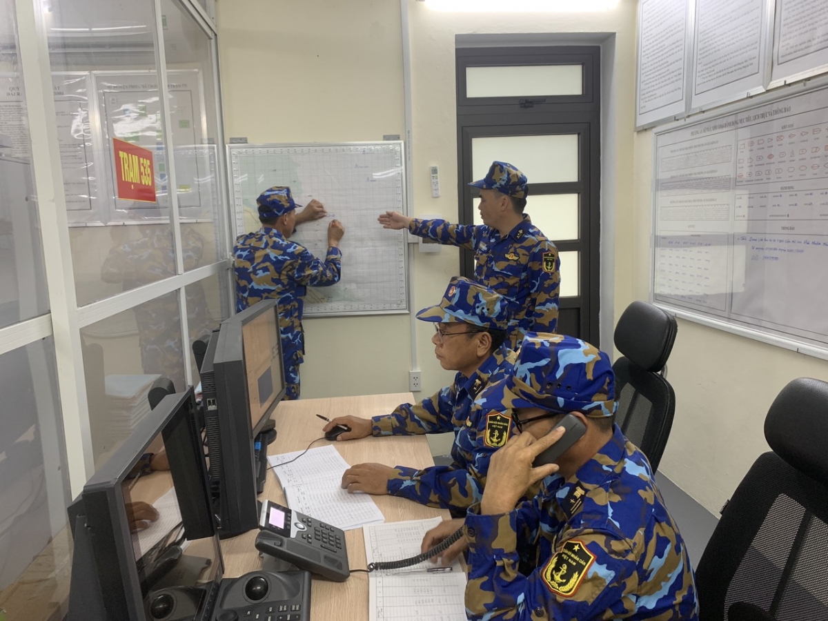 Kíp trực trạm ra đa 535 đang hiệp đồng chỉ thị mục tiêu