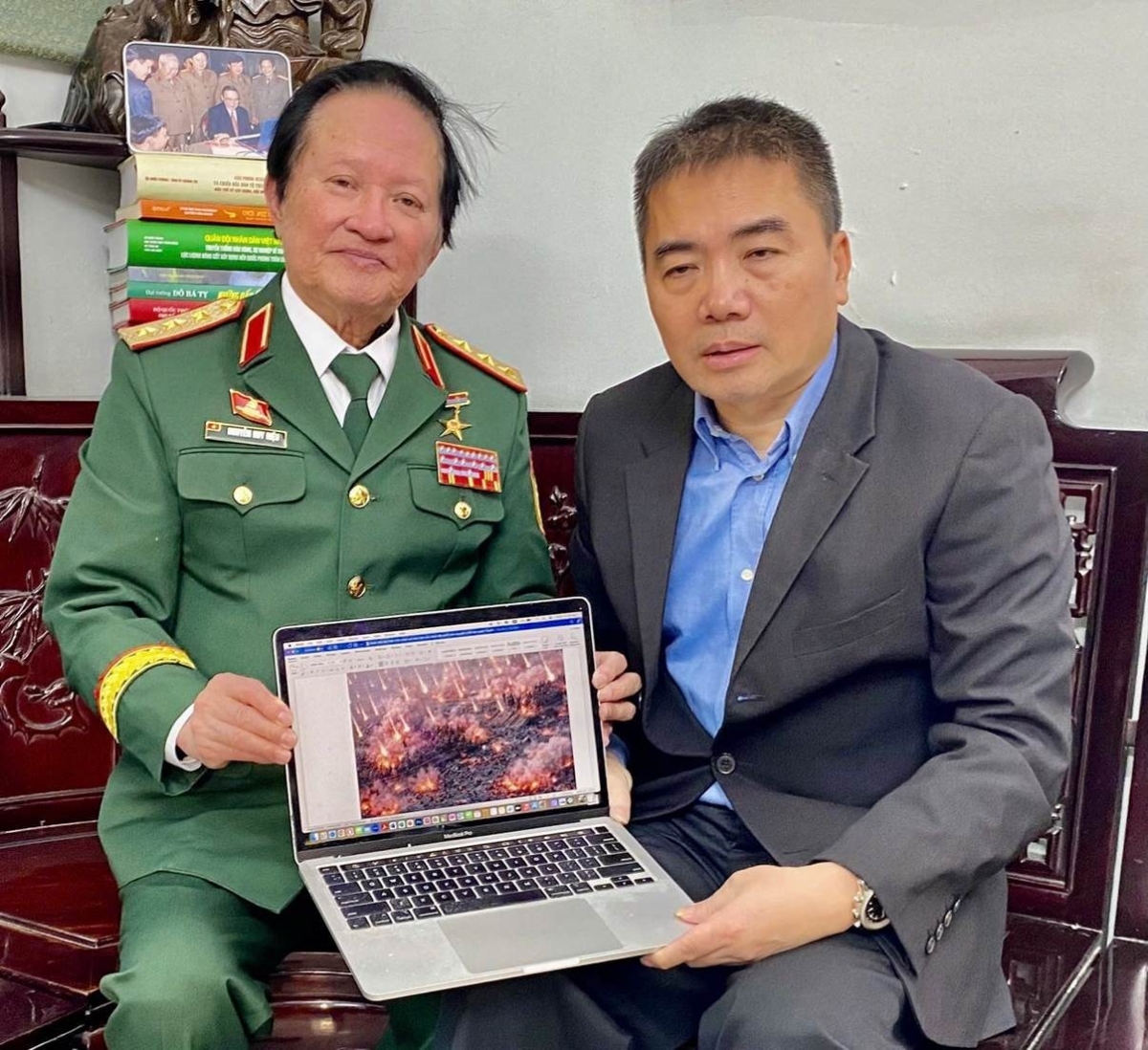 Kỹ sư Vũ Đình Thanh trình bày cùng Thượng tướng, Viện sĩ, Tiến sĩ AHLLVTND Nguyễn Huy Hiệu phục dựng lại nguyên lý hoạt động hỏa cầu của nghĩa quân Tây Sơn