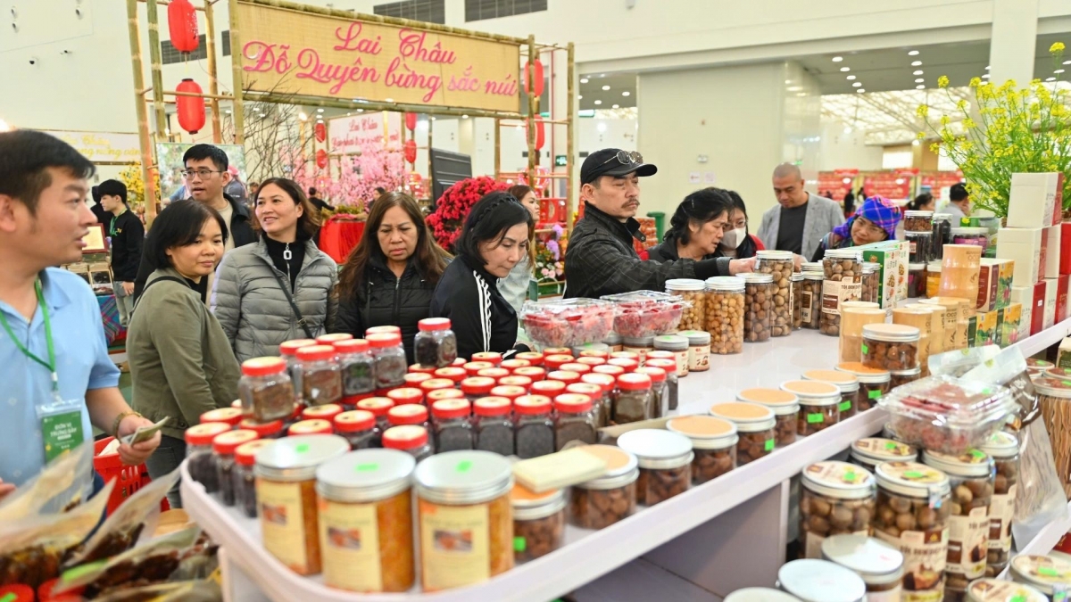 Những ngày này lượng khách tới thăm quan, mua sắm tại Hội chợ mùa xuân 2026 khá ổn định