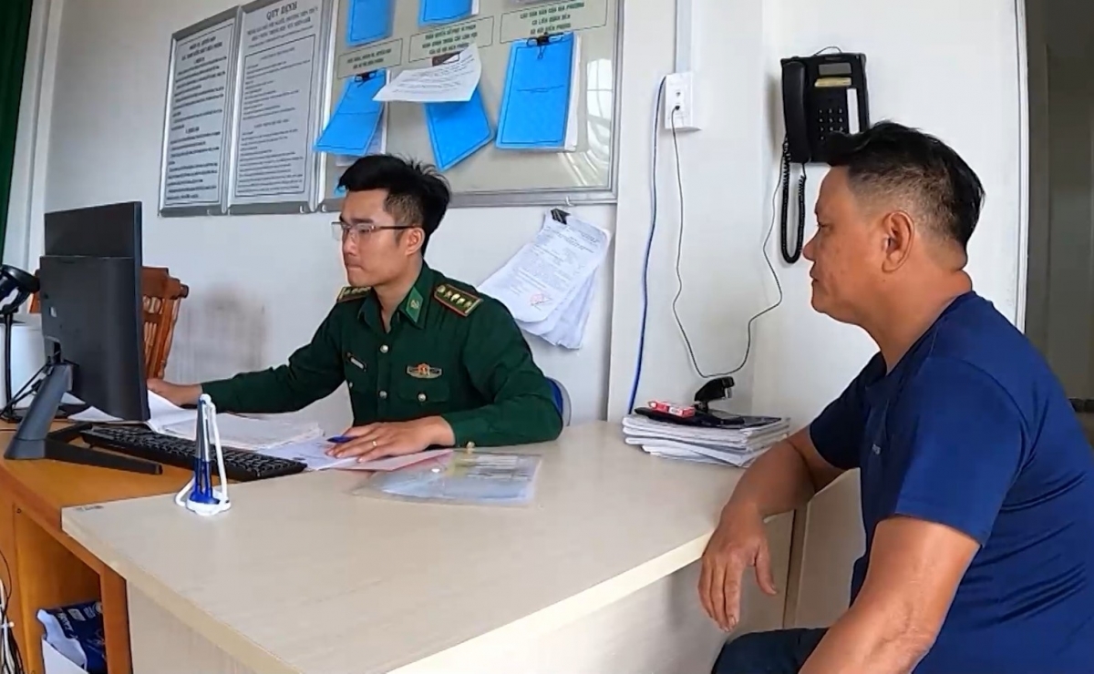 Lực lượng Bộ đội Biên phòng tỉnh Đắk Lắk hỗ trợ ngư dân hoàn tất các thủ tục trước khi ra khơi dịp đầu Xuân Bính Ngọ.