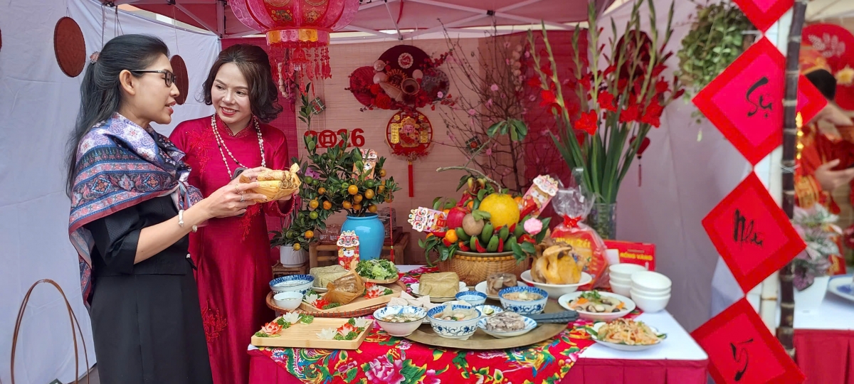 Mâm cỗ Tết truyền thống được tái hiện trong Chương trình “Tết HCCT Xuân gắn kết – Tết trọn niềm vui 2026”