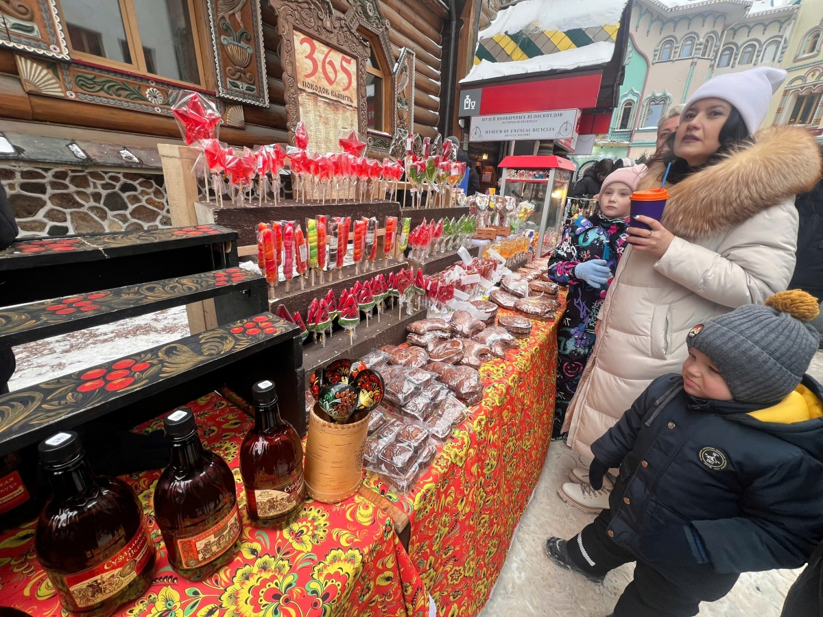 Một gian hàng đồ ngọt truyền thống của Nga với pryaniki – bánh mật ong gừng.