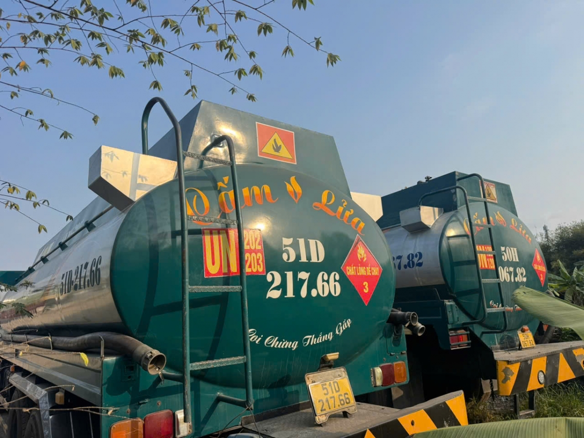 Một khối lượng lớn xăng giả bị bán ra thị trường.