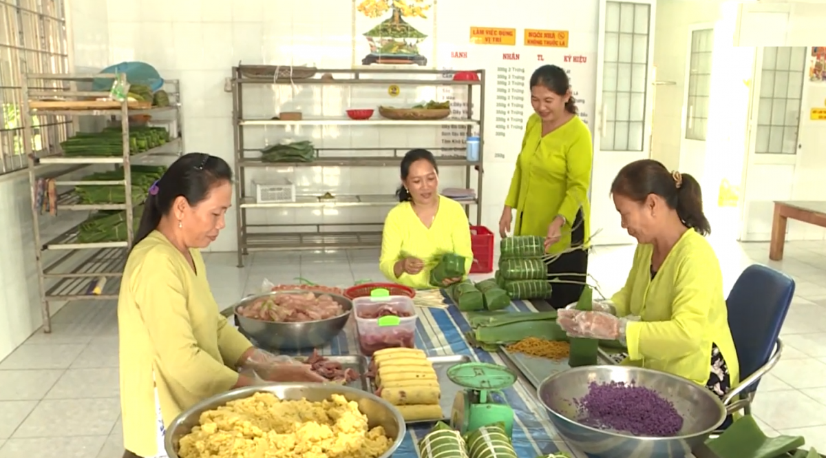 Nghề làm bánh tét Trà Cuôn