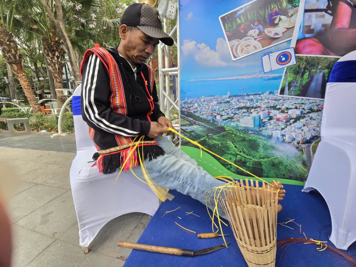 Nghệ nhân trình diễn chế tác sản phẩm nghề truyền thống Gia Lại tại chương trình