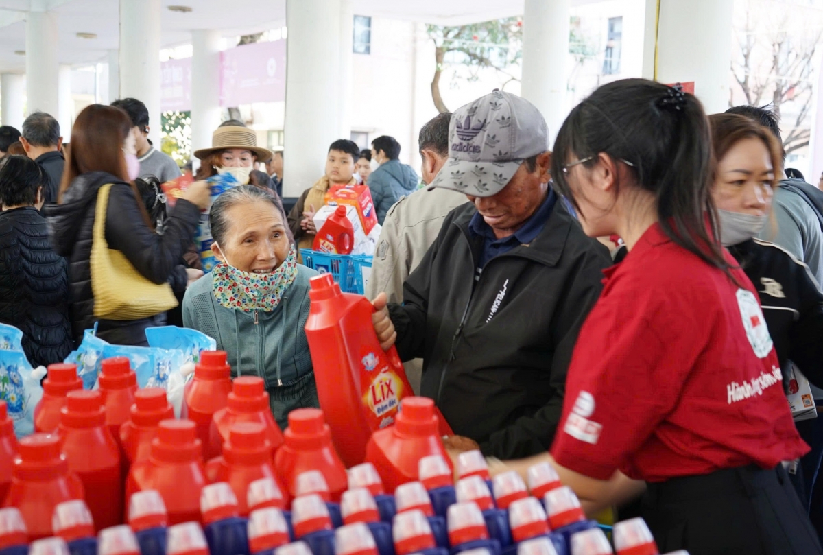 Người dân mua hàng miễn phí tại Chương trình “Tết nhân ái - Chợ Tết 0 đồng”.