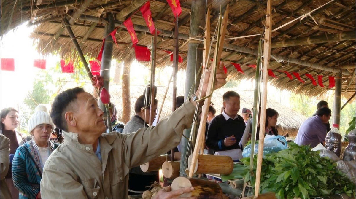 Nhạc cụ dân tộc được bày bán tại chợ phiên.