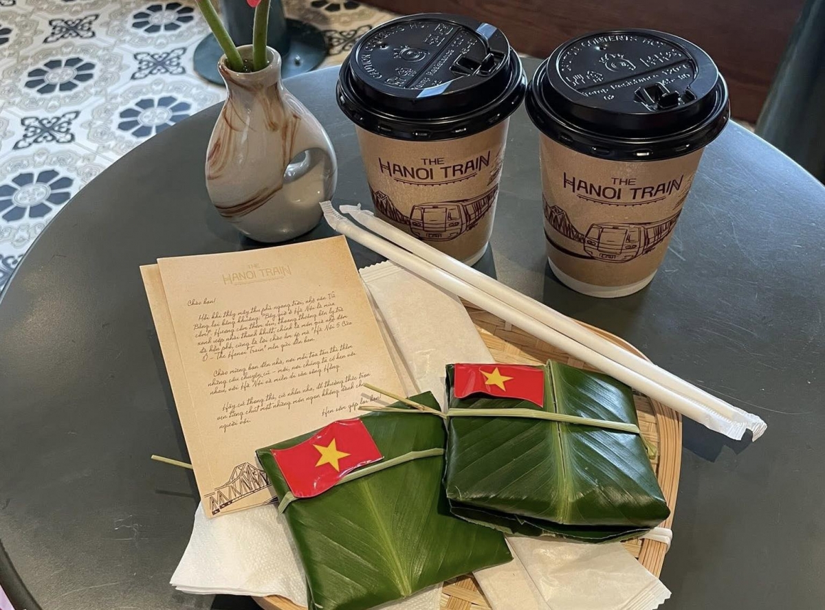 Những món quà nhỏ ấn tượng dành tặng du khách trên Tàu (Ảnh: Minh Ngọc)