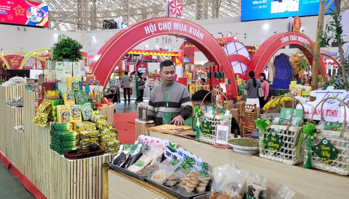 Sản phẩm OCOP thu hút đông đảo khách tham quan và người dân mua sắm