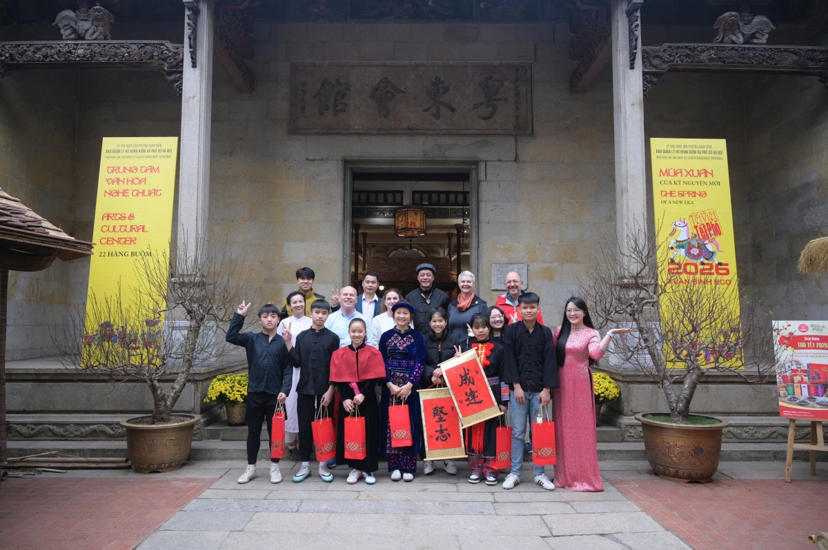 Đại sứ New Zealand Caroline Beresford và các Đại sứ Nhóm G4 cùng các em học sinh đón Tết Bính Ngọ 2026. Ảnh: Đại sứ quán New Zealand tại Việt Nam