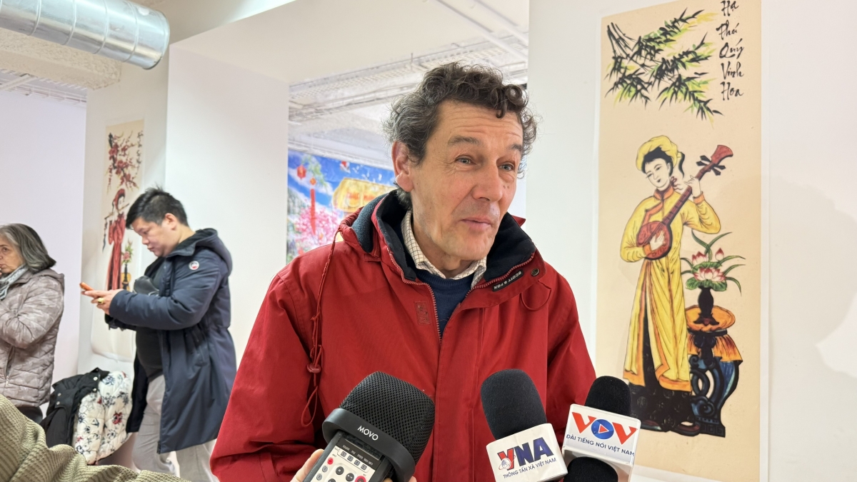 Ông Alexandre Duval, một cư dân Paris nhấn mạnh không khí Chợ Xuân tại đây mang lại cảm giác ấm áp