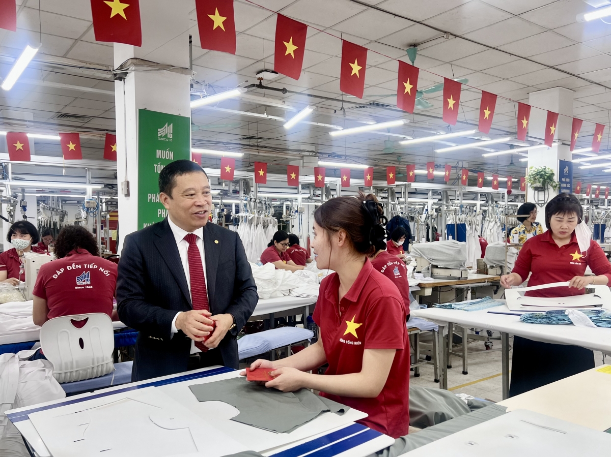 Ông Thân Đức Việt - Tổng Giám đốc Tổng Công ty May 10 lì xì cán bộ, người lao động.