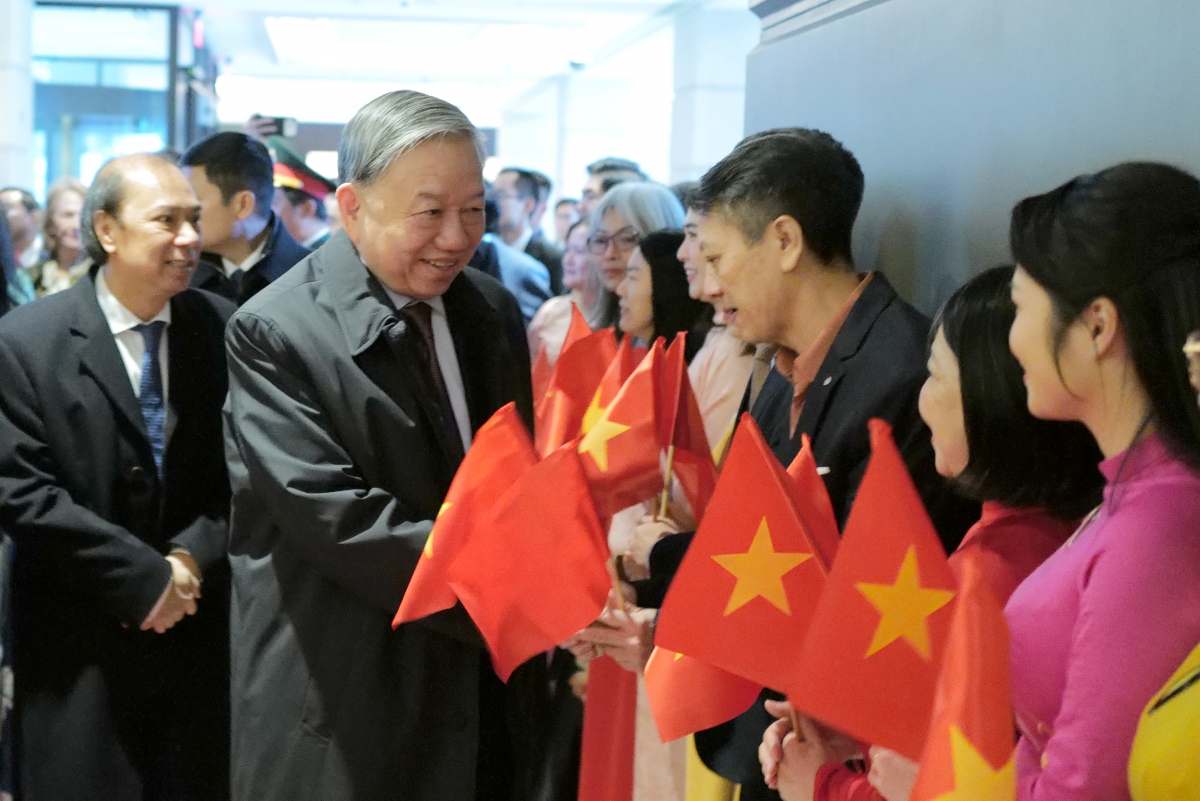 Cán bộ, nhân viên Đại sứ quán và cộng đồng người Việt Nam tại Hoa Kỳ đón Tổng Bí thư Tô Lâm