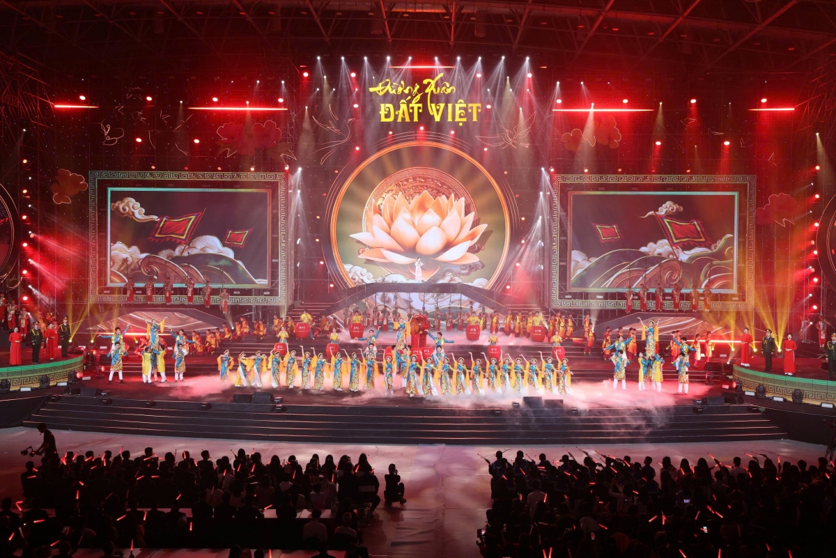 Sân khấu của chương trình được dàn dựng hoành tráng, công phu với sự tham gia của đông đảo nghệ sĩ trong và ngoài Quân đội