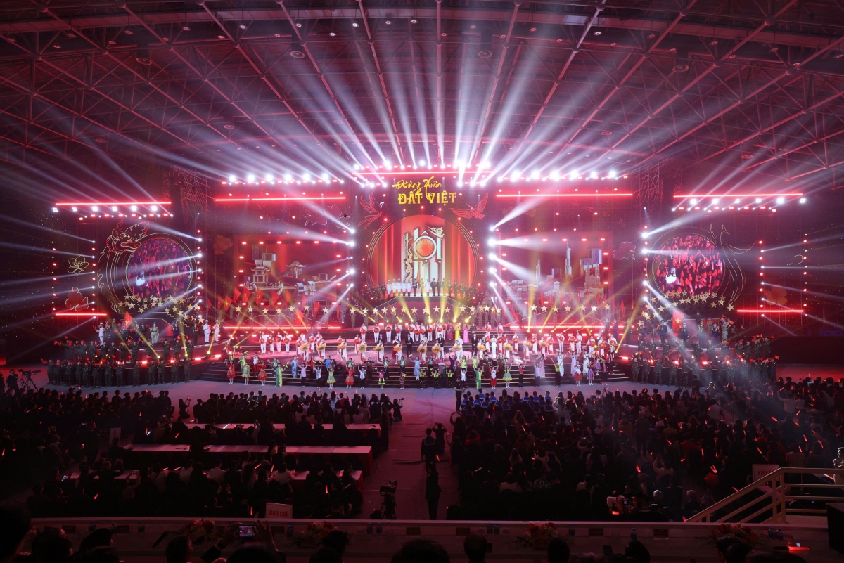 Sân khấu “Đường Xuân đất Việt 2026 - Hội tụ” ấn tượng với công nghệ và ánh sáng