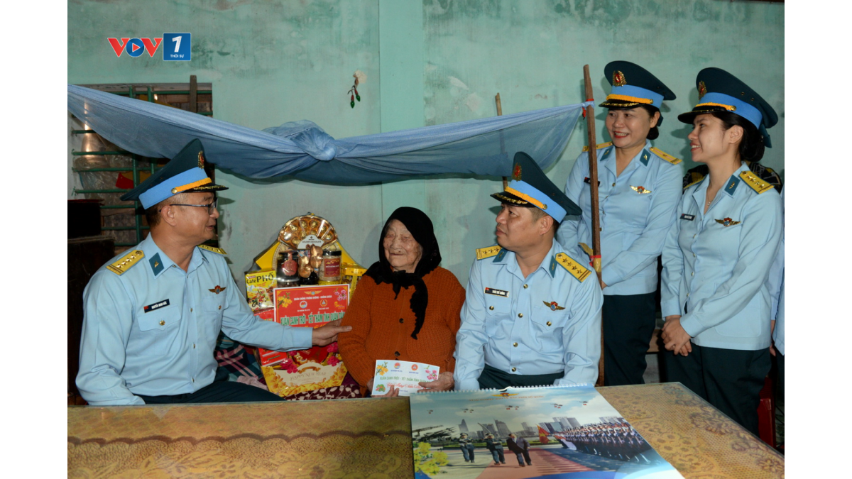 Đại diện Sư đoàn Phòng không 375 Quân chủng Phòng không Không quân thăm, trao quà Tết tặng Mẹ Viêt Nam Anh hùng.