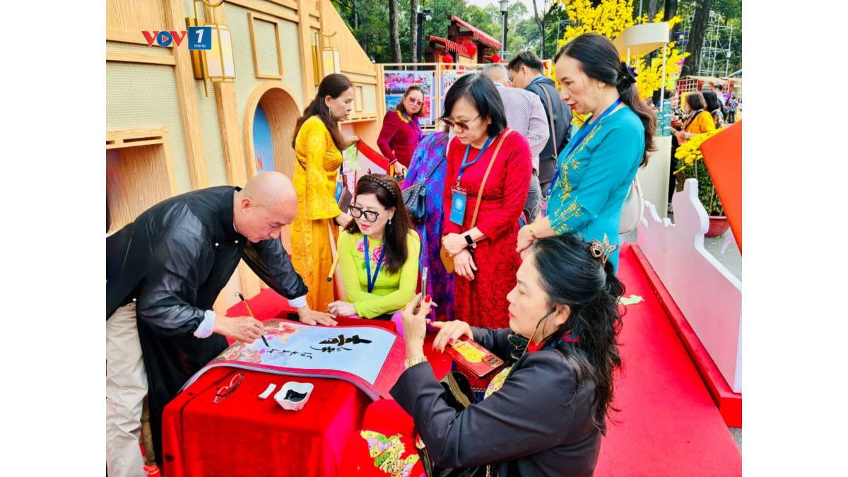 Tết không chỉ là đoàn tụ gia đình, mà còn là hành trình tìm về cội nguồn của những người con xa xứ
 