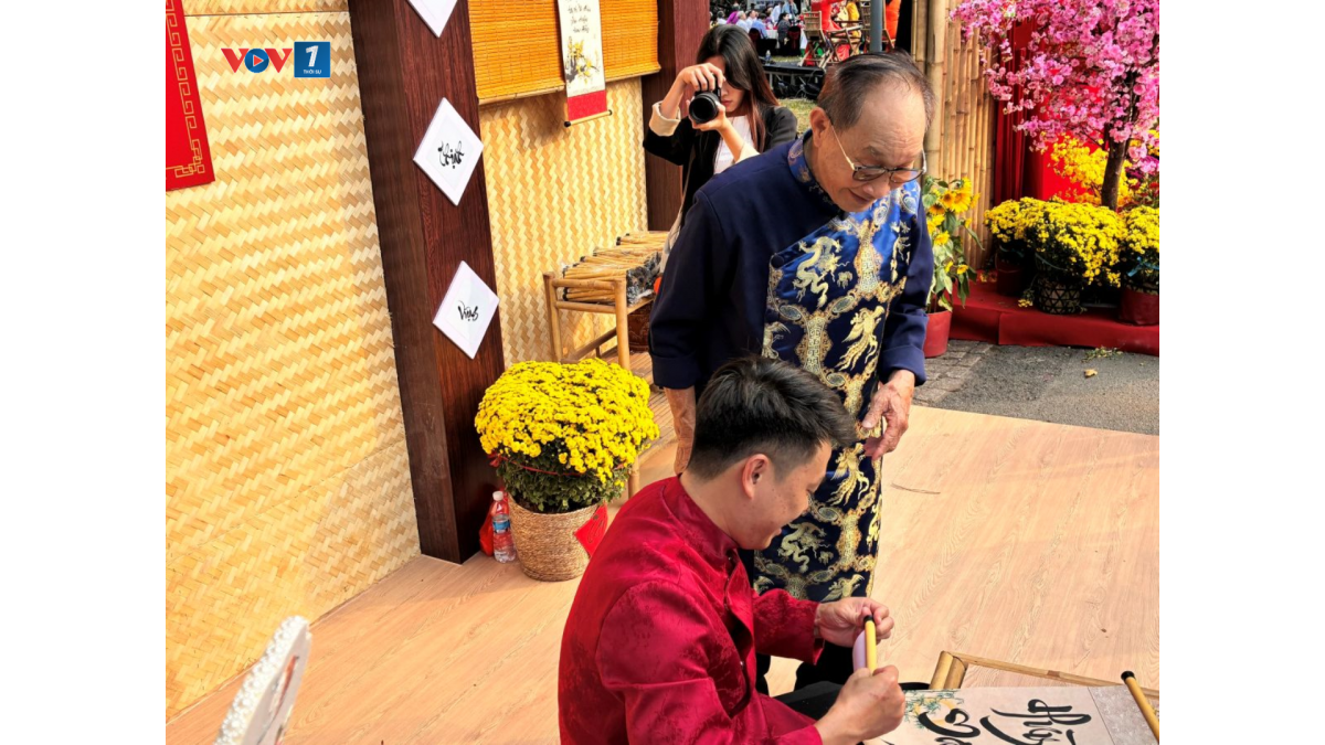 Về quê đón Tết Bính Ngọ 2026, ông Lê Trung Chánh (áo dài xanh) cảm nhận nhịp sống đổi thay của TP.HCM 