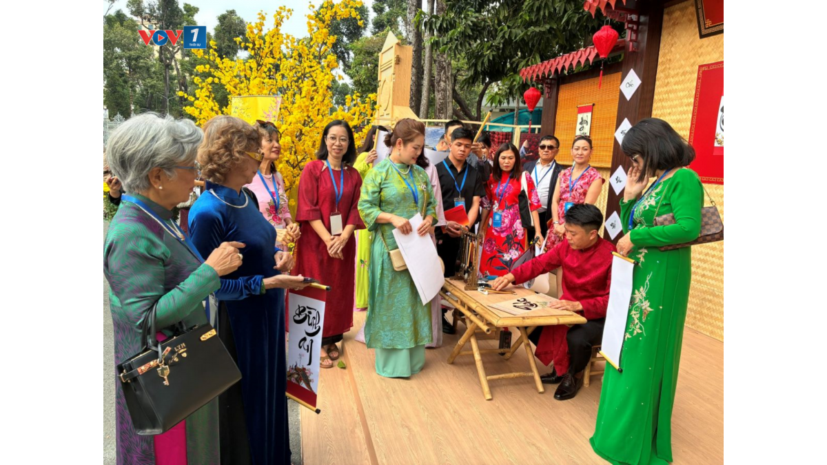 Kiều bào tận hưởng không khí xuân rộn ràng giữa lòng thành phố