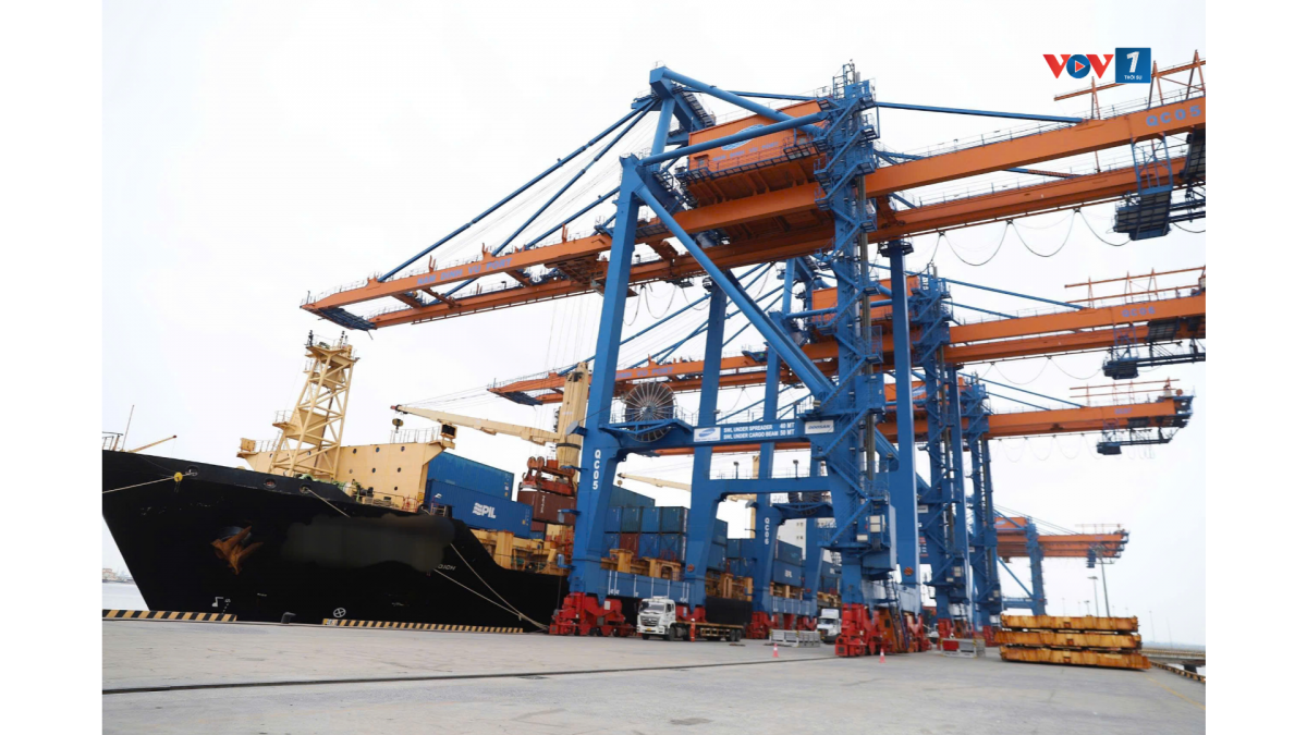 Những ngày Tết, cảng Nam Đình Vũ vẫn tấp nập, những chuyến tàu vẫn ra vào cảng, chở những chuyến hàng - chở mùa Xuân Việt Nam đi muôn nơi.