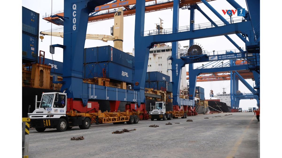 Các container hàng vẫn được xếp dỡ nhịp nhàng tại cảng Nam Đình Vũ trong ngày ngày Tết Bính Ngọ 2026.