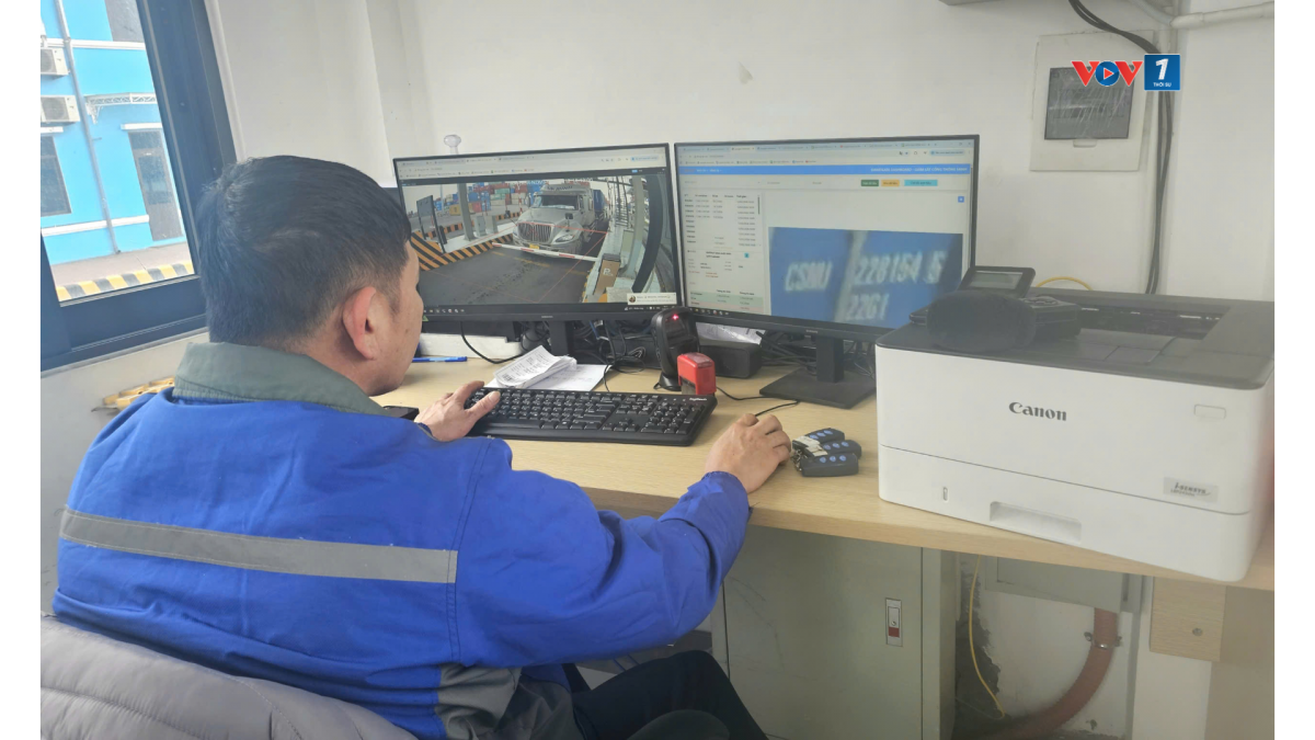 Cảng Nam Đình Vũ ứng dụng hệ thống Smartgate; chỉ cần một thao tác quét mã QR, các phương tiện ra vào cảng một cách nhanh chóng.