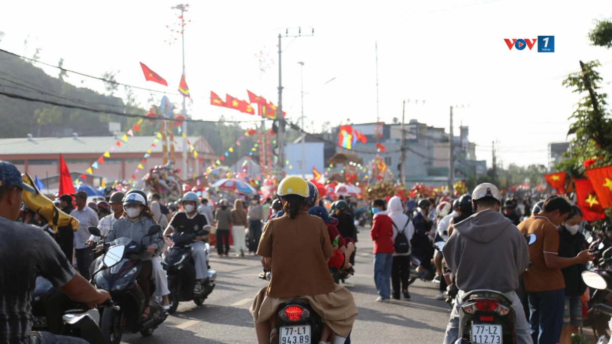Đúng mùng 1 Tết Nguyên Đán, người dân ở khắp nơi lại nô nức đi chợ Gò Tuy Phước