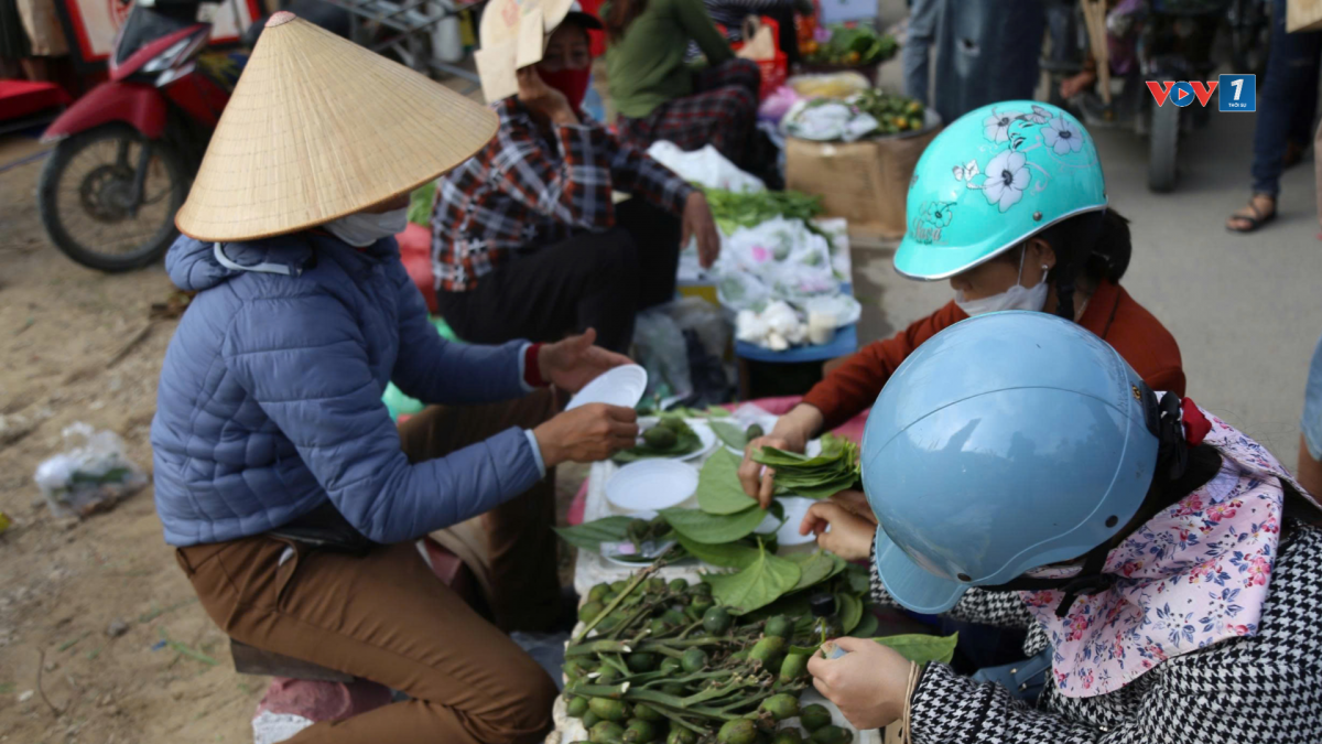 Đông đảo người dân mua trầu cau tại chợ Gò