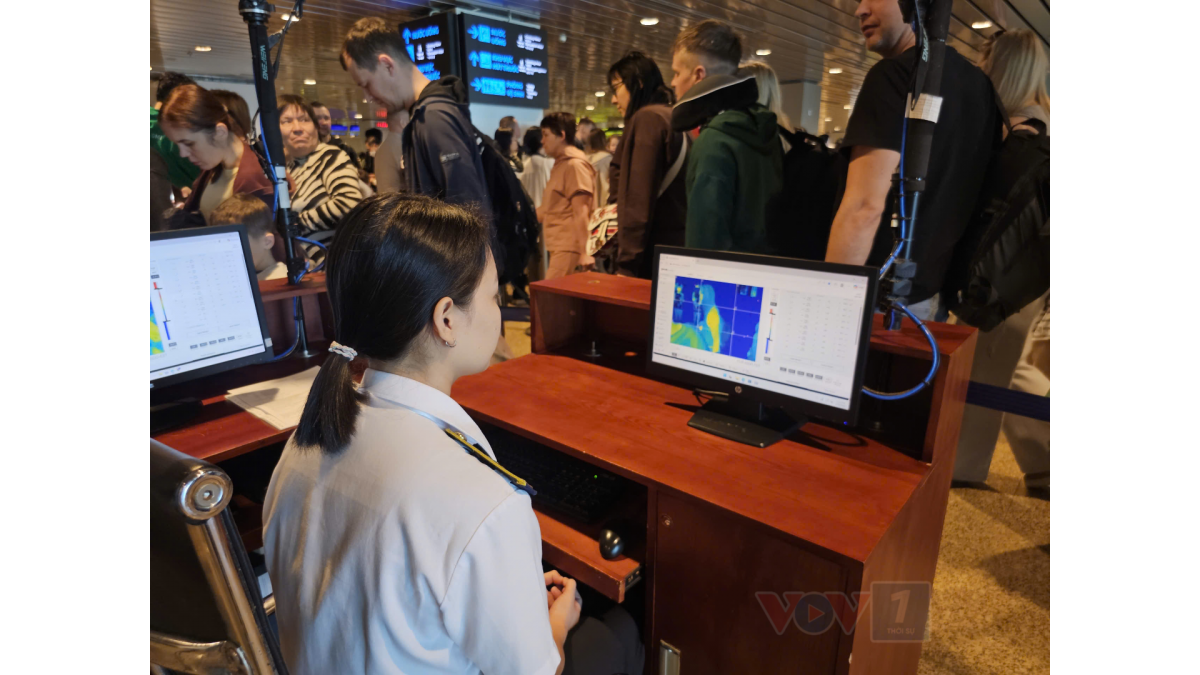 Cán bộ kiểm dịch y tế giám sát thân nhiệt du khách nhập cảnh Cửa khẩu Cảng hàng không quốc tế Cam Ranh, tỉnh Khánh Hòa