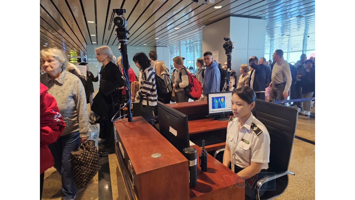 100% hành khách nhập cảnh được giám sát y tế