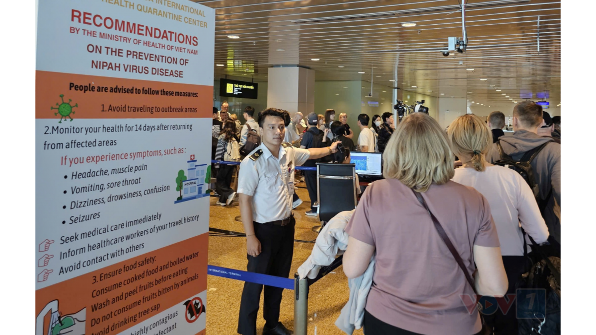 Cán bộ kiểm dịch hướng dẫn du khách kiểm tra thân nhiệt và thể trạng