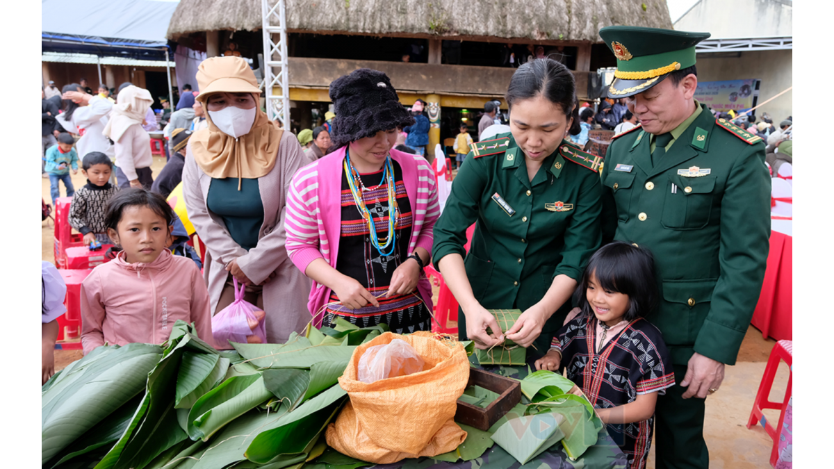 Bộ đội Biên phòng Đà Nẵng tham gia gói bánh chưng