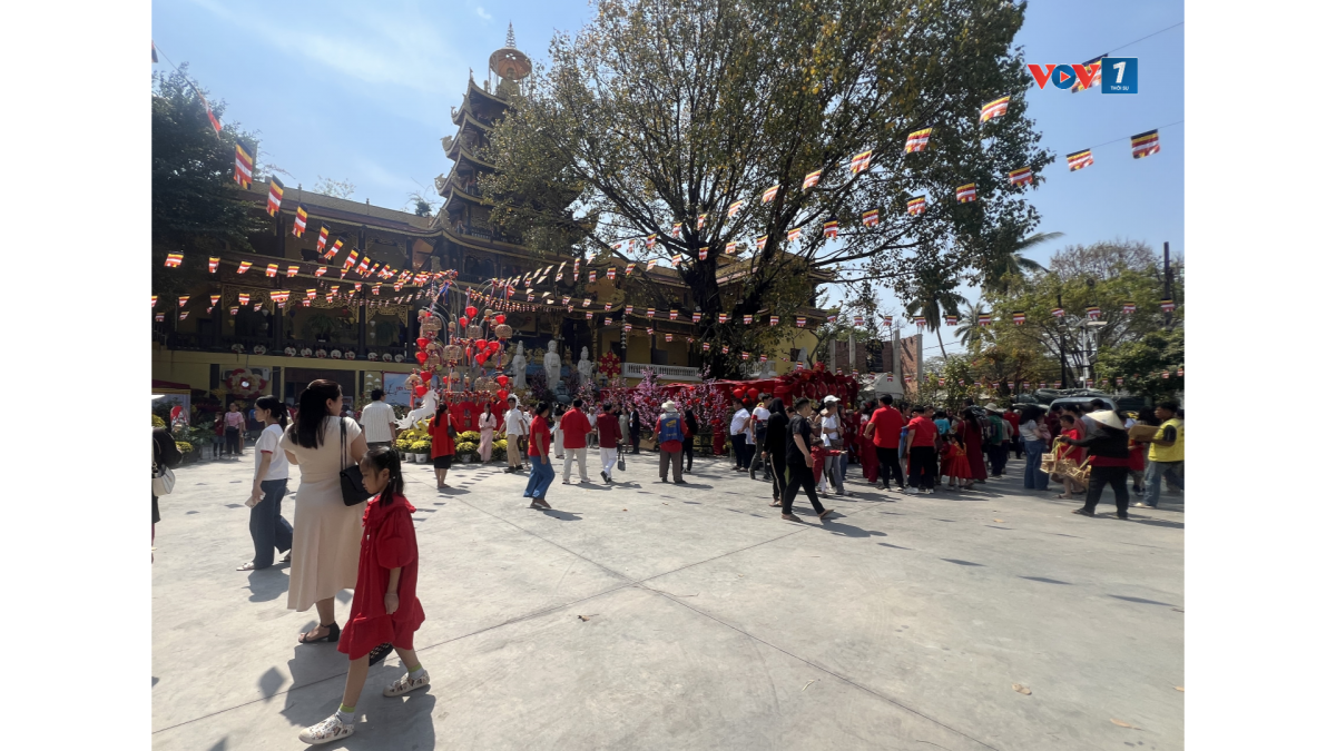 Người Việt tại Lào đi chùa lễ Phật, cầu bình an năm mới