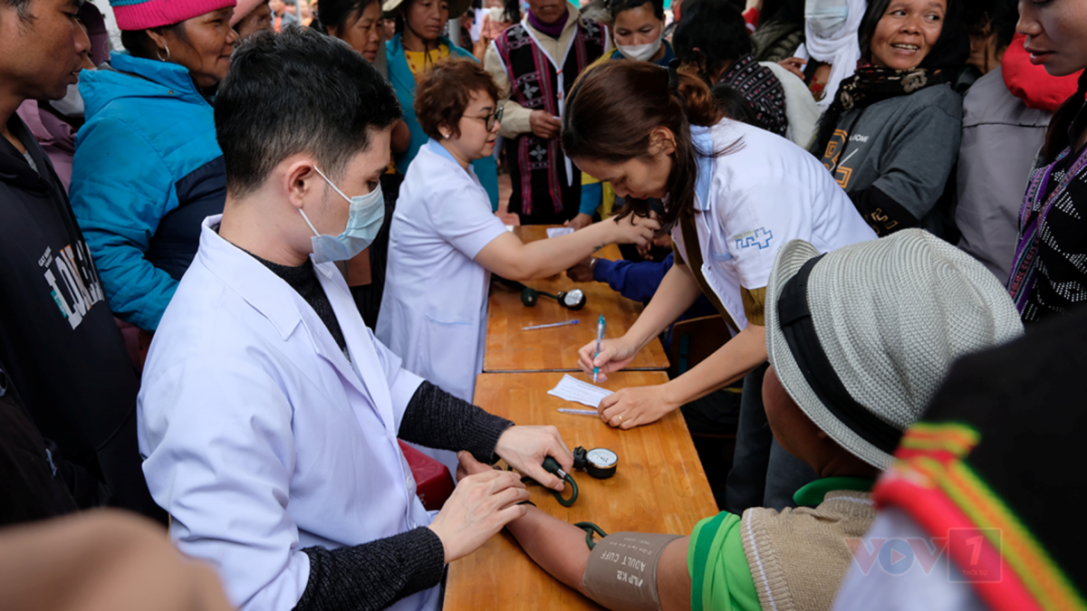 Khám bệnh phát thuốc miễn phí cho bà con