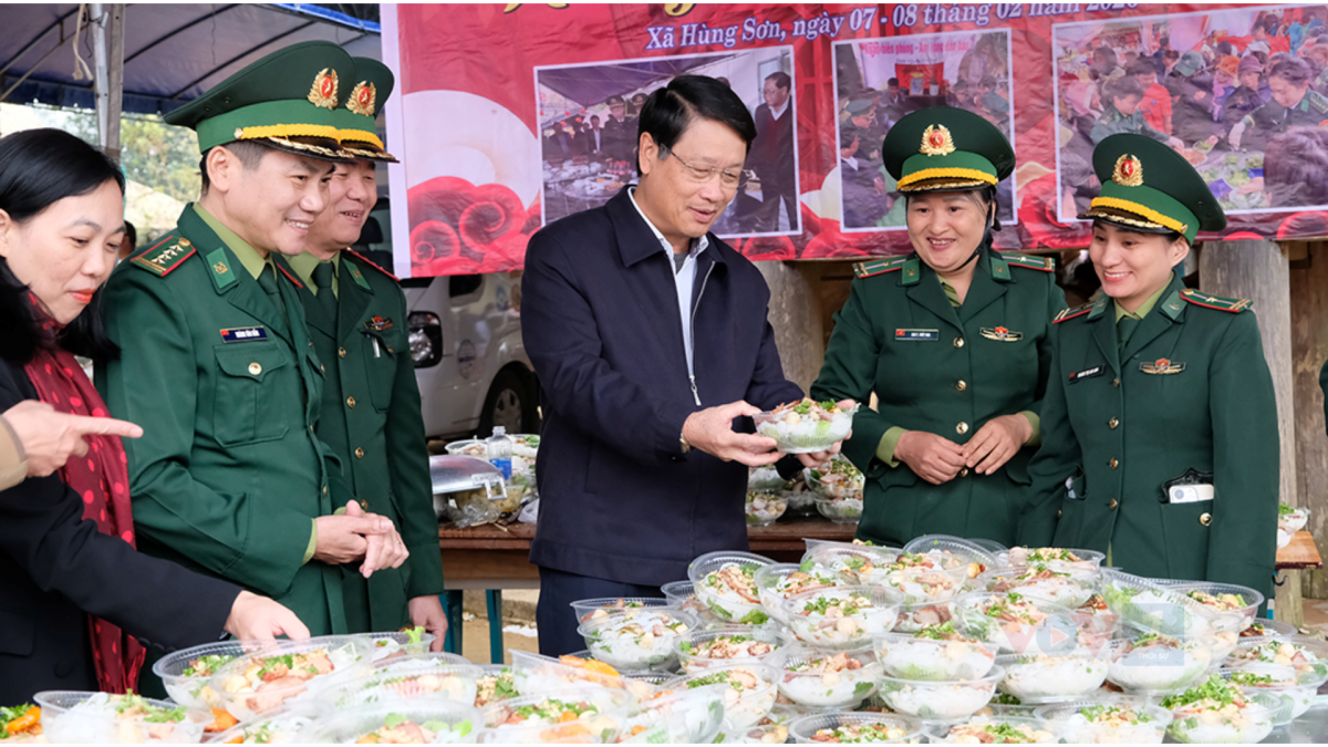 Ông Ngô Xuân Thắng, Phó Bí thư Thành ủy Đà Nẵng (mặc Vest) tham quan gian hàng phục vụ Mỳ Quảng cho bà con