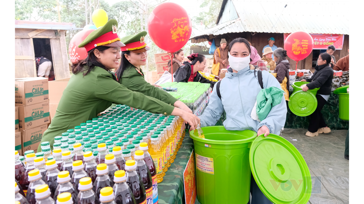 Phiên chợ 0 đồng tặng quà bà con Cơ Tu xã Hùng Sơn