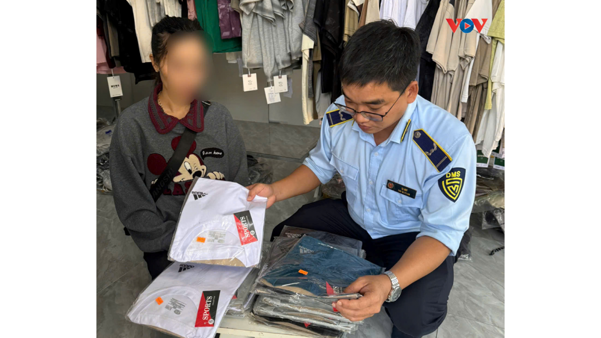 Cán bộ Quản lý thị trường kiểm tra nguồn gốc hàng hóa