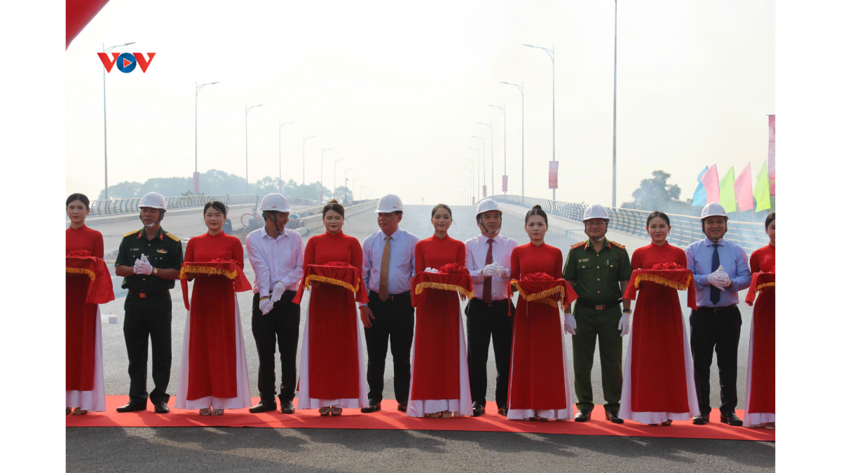 Các đại biểu dự khánh thành, khởi công các công trình ở Đồng Nai