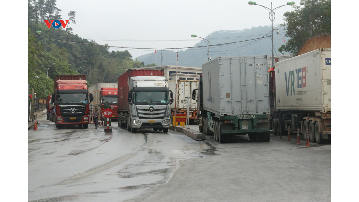 Hoạt động xuất nhập khẩu hàng hóa qua các cửa khẩu trên địa bàn tỉnh Lạng Sơn hiện diễn ra ổn định, thông suốt