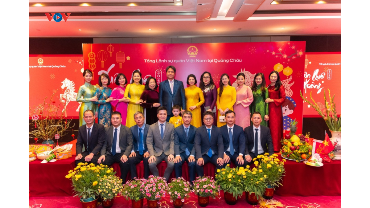 Tập thể cán bộ Tổng Lãnh sự quán Việt Nam tại Quảng Châu. (Ảnh: Tổng Lãnh sự quán cung cấp)