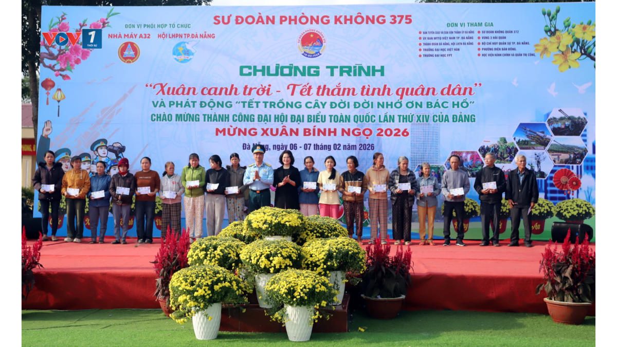 Ban tổ chức trao quà tặng hộ nghèo, gia đình khó khăn trên địa bàn phường Điện Bàn Đông, TP Đà Nẵng 