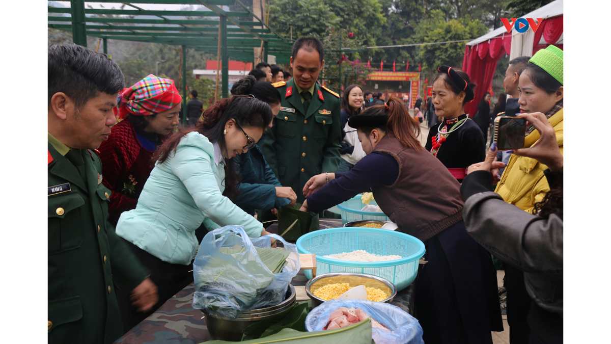  Tại nhiều Đồn Biên phòng ở Lạng Sơn, thay vì chỉ tập trung trao quà tặng, nhiều đơn vị cũng chú trọng vào tính bền vững và các hoạt động tương tác cộng đồng như tổ chức gói bánh chưng, trò chơi dân gian...