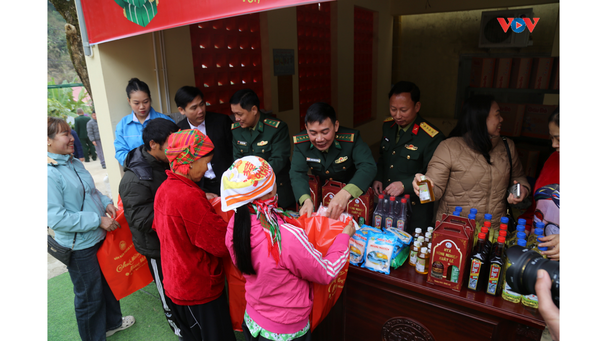 Chương trình "Chợ Tết nhân ái - Gian hàng 0 đồng" tại Đồn Biên phòng Ba Sơn