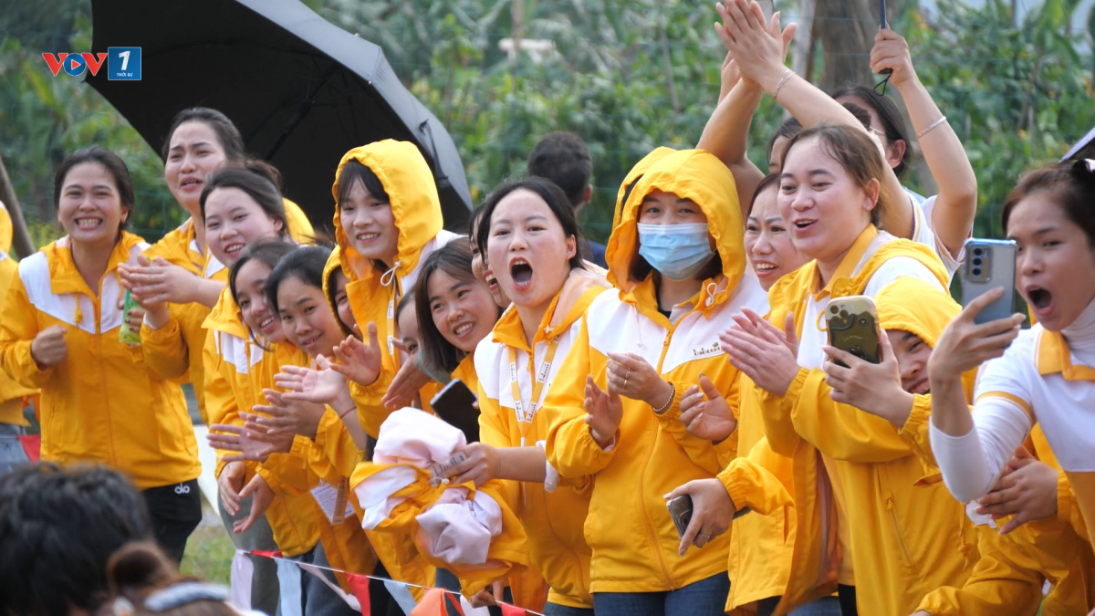 Niềm vui hiện rõ trên từng khuôn mặt người lao động