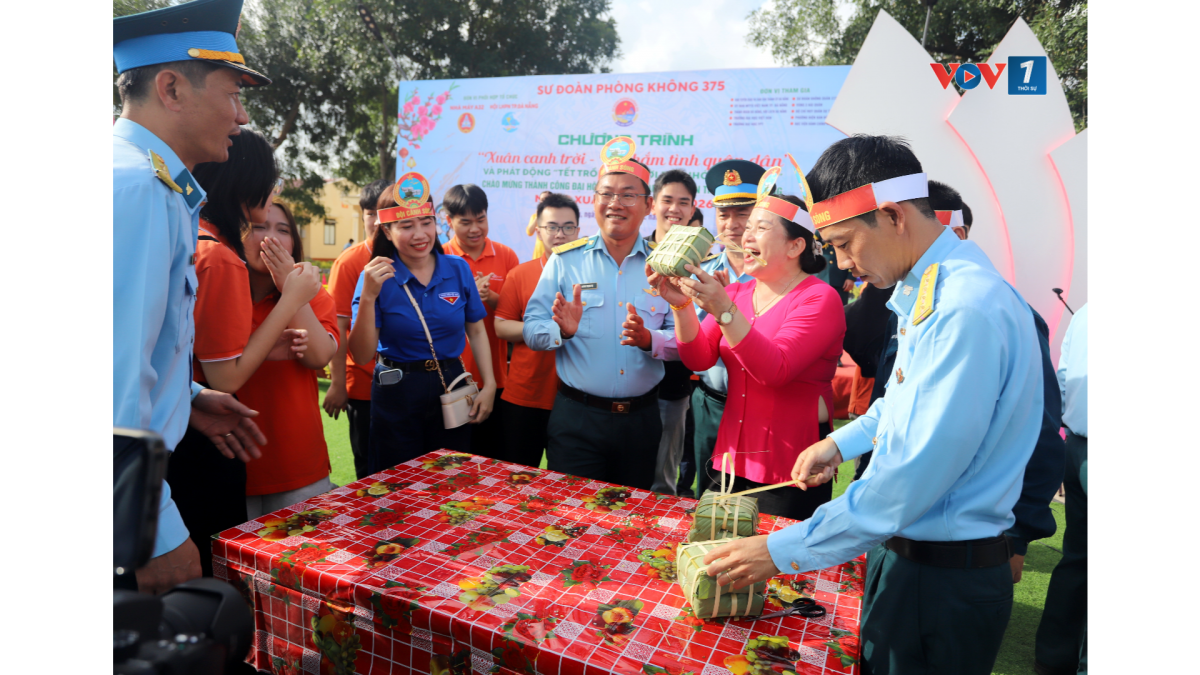 Các đội hoàn thành thi gói bánh chưng