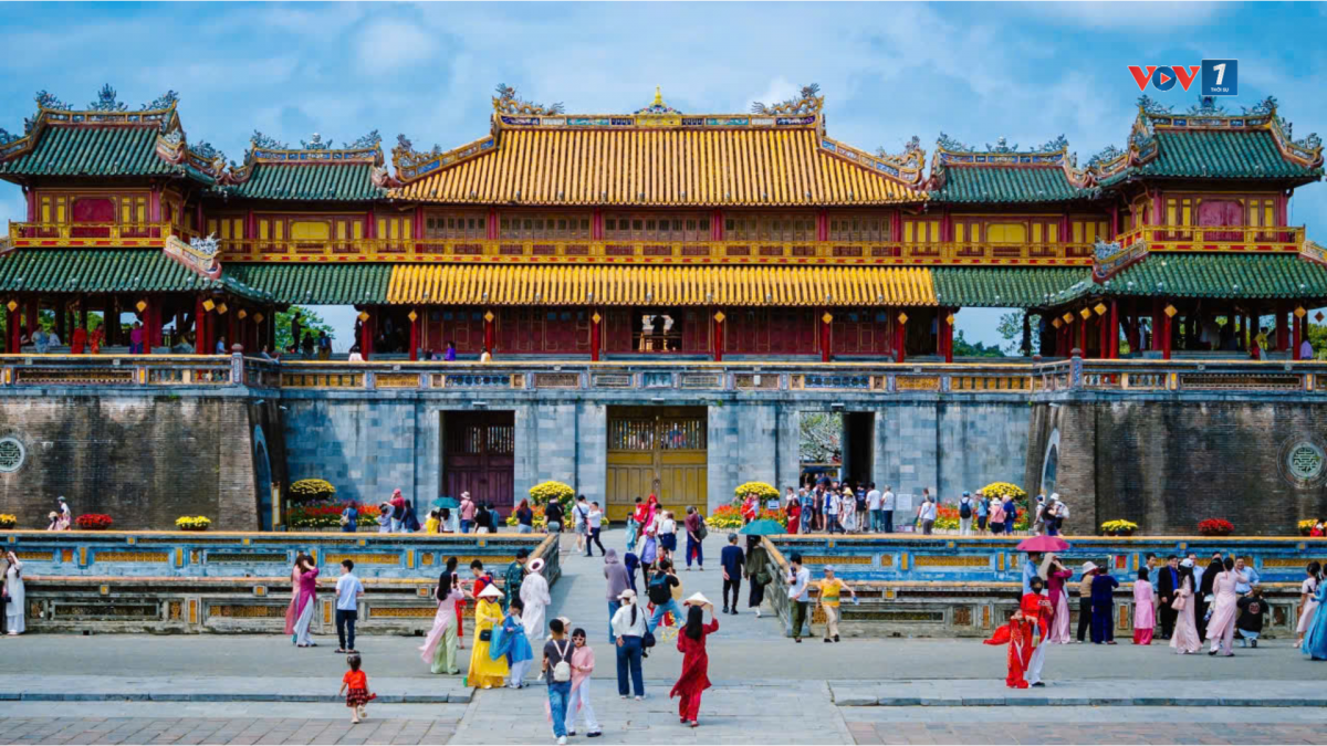 Du khách vui chơi tại cổng Ngọ Môn- Đại Nội Huế