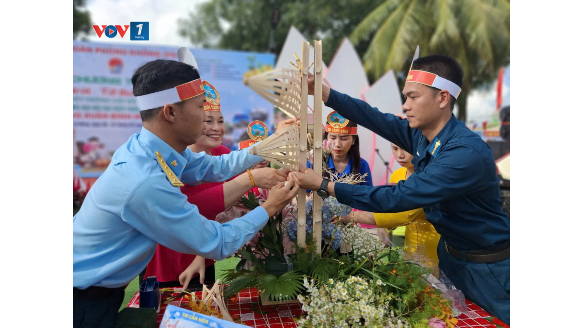 Các đội thi cắm hoa nghệ thuật 