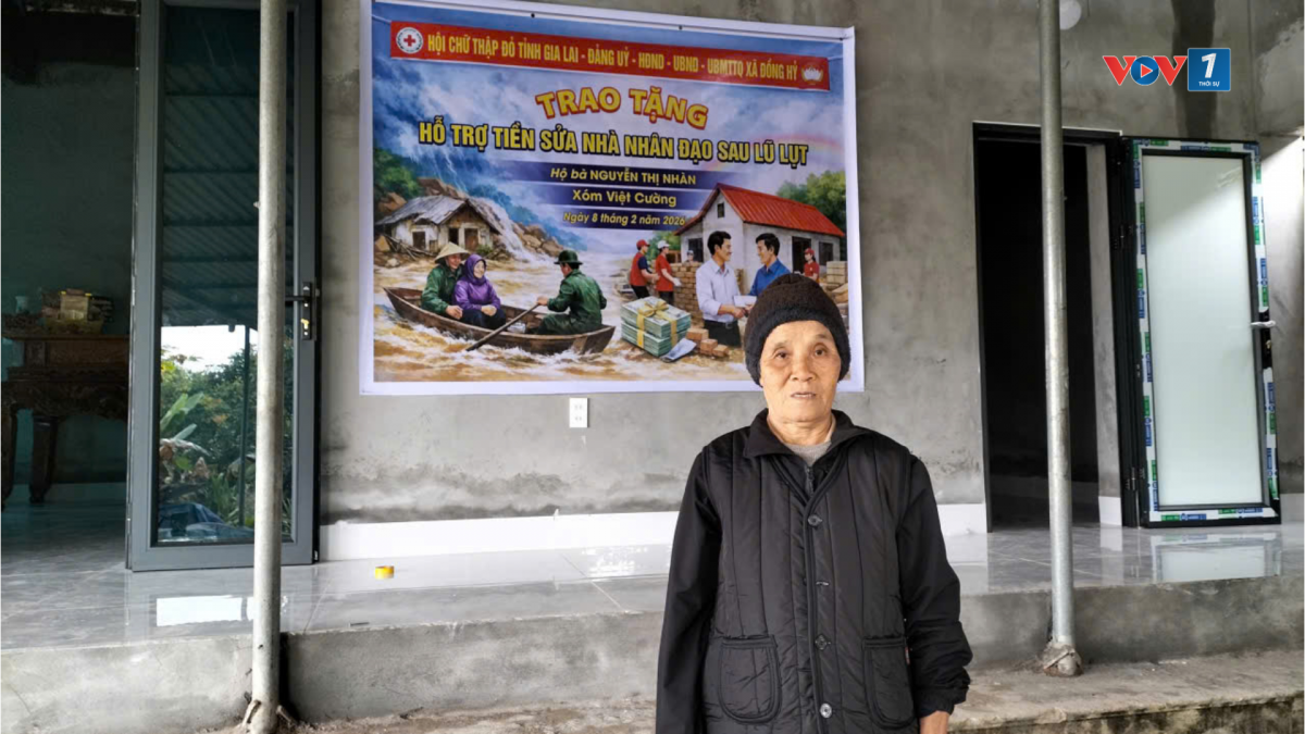 Bà Nguyễn Thị Nhàn (xóm Việt Cường, xã Đồng Hỷ) bên căn nhà mới xây dựng lại sau lũ