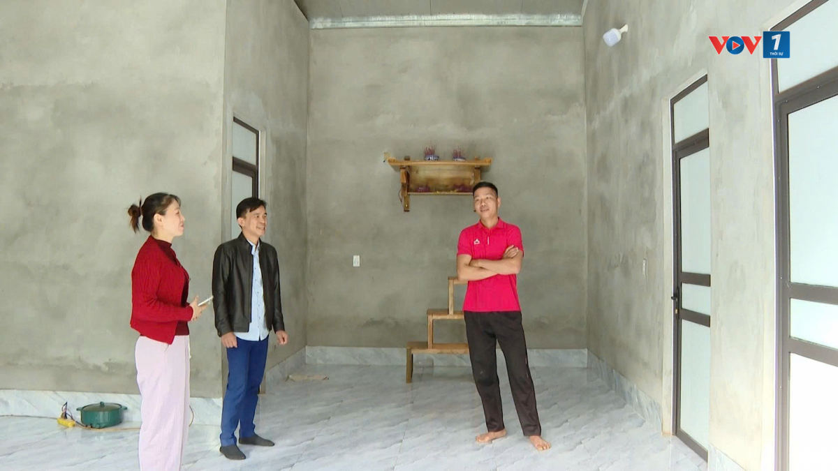 Anh Hoàng Văn Tuế, xã Bạch Thông, Thái Nguyên (áo đỏ) trong căn nhà mới